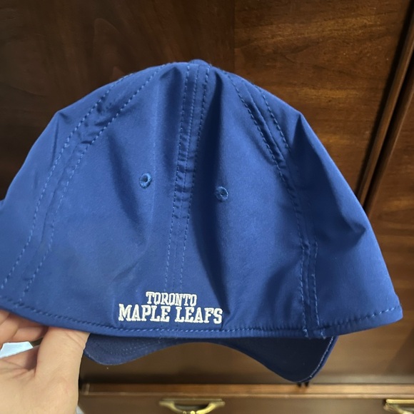 Toronto maple leafs hat - Picture 2 of 3